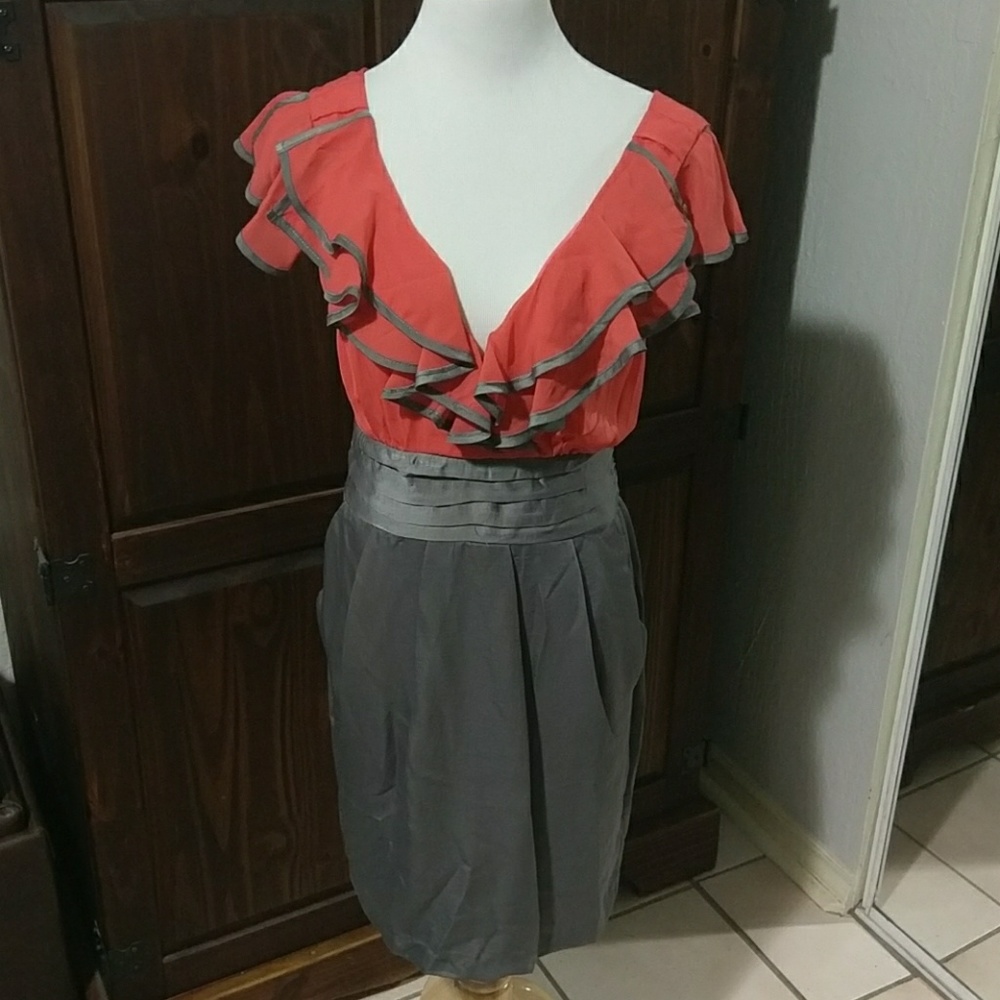 Romantic, Feminine Dress with Pockets!